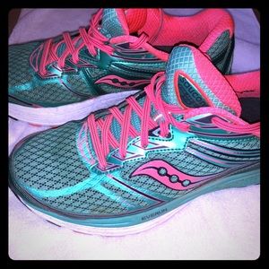 Saucony Women’s Guide9 Running shoes size 9.5